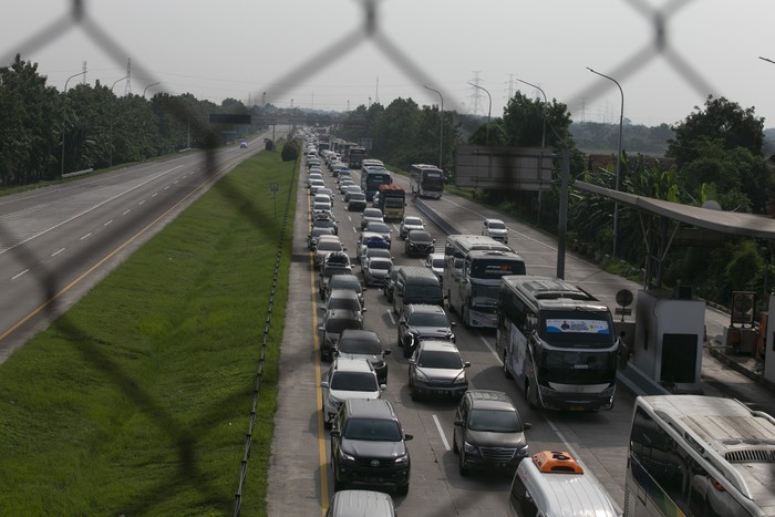 Sejumlah kendaraan memadati ruas tol Palimanan-Kanci (Palikanci) di Tegal karang, Cirebon, Jawa Barat, Selasa (18/4/2023). Pada H-4 Lebaran, Arus mudik yang memasuki tol Palikanci mulai padat. ANTARA FOTO/Dedhez Anggara/hp.
