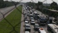 Sistem lalu lintas satu arah (one way) diterapkan di Tol Cikopo-Palimanan (Cipali) di Jawa Barat (Jabar) hingga Kalikangkung, Jawa Tengah (Jateng). One way diterapkan sejak Km 73 Tol Cipali guna mengurai arus kendaraan.  