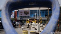 Dinas Bina Marga berkoordinasi dengan Dinas Sumber Daya Air untuk mengatasi jalan rusak akibat genangan air di sini.