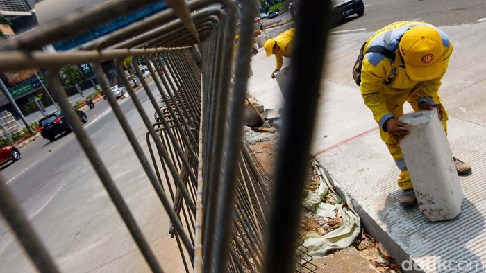 Sempat Timbulkan Genangan, Perbaikan Got di Pondok Indah Dikebut Got di Jalan Pondok Indah, Jakarta, masih dalam tahap perbaikan usai timbulkan genangan. Proses pemasangan kanstin median jalan tengah dilakukan saat ini.