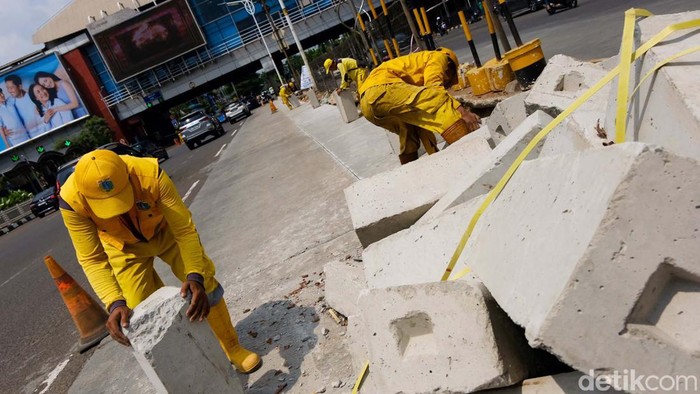 Sempat Timbulkan Genangan, Perbaikan Got di Pondok Indah Dikebut Got di Jalan Pondok Indah, Jakarta, masih dalam tahap perbaikan usai timbulkan genangan. Proses pemasangan kanstin median jalan tengah dilakukan saat ini.
