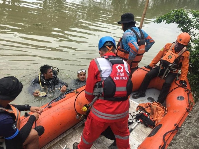Seorang pria lanjut usia (lansia) bernama Anen (61) diduga tenggelam di Sungai Kalimalang, Bekasi. Tim SAR gabungan menyusuri untuk mencari korban. (dok IG @kansar_jakarta)