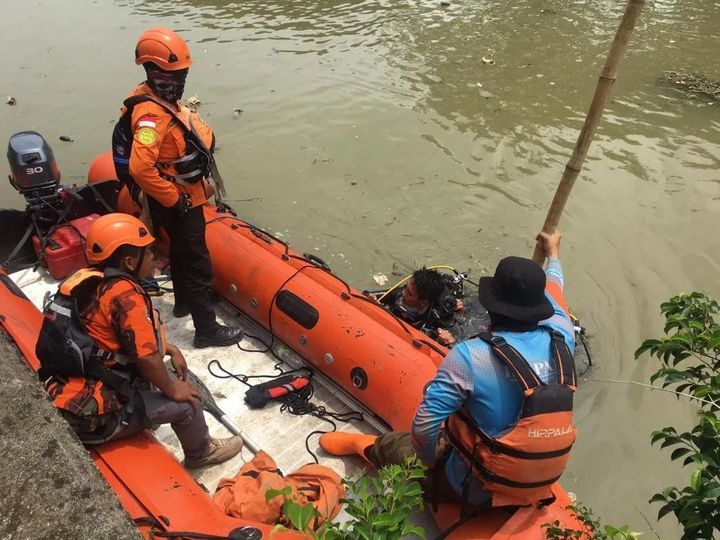 Seorang pria lanjut usia (lansia) bernama Anen (61) diduga tenggelam di Sungai Kalimalang, Bekasi. Tim SAR gabungan menyusuri untuk mencari korban. (dok IG @kansar_jakarta)