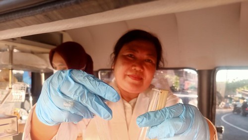 Tim dari Balai Besar Pengawas Obat dan Makanan (BBPOM) di Denpasar ketika menunjukkan sate ikan lilit berbahan formalin di Masjid Raya Baiturrahman, Denpasar, Bali pada Selasa (18/4/2023) sore.