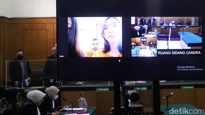 Sidang perdana kebaya merah di PN Surabaya