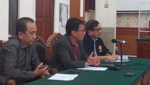 JPU Kejati Bali menolak dalil gugatan praperadilan tersangka kasus dugaan korupsi SPI Unud. JPU menilai dalil yang diajukan absurd.