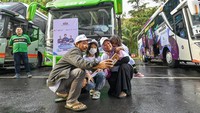 Peserta Mudik Bersama BUMN, Harsono beserta keluarga, antusias mengikuti program mudik gratis BUMN yang diselenggarakan SIG.  
