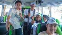 Direktur Utama SIG, Donny Arsal (kedua kiri) bersama peserta mudik, di dalam bus rute Jakarta menuju Surabaya saat acara Mudik Bersama BUMN 2023, di Gelora Bung Karno, Selasa (18/4).  