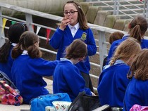 Duh, Anak-anak Tak Mampu Beli Seragam Malah Dihukum di Negara Maju Ini