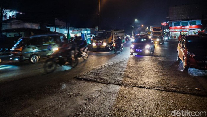 Situasi Arus Lalu Lintas di Jalur Mudik Simpang Padalarang KBB, Selasa (18/4/2023)