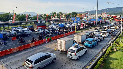 Situasi kepadatan yang mulai terjadi pada H-4 Lebaran 2023 di Pelabuhan Gilimanuk, Kabupaten Jembrana, Selasa (18/4/2023). (I Putu Adi Budiastrawan/detikBali).
