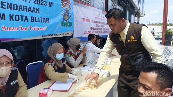 Sopir bus di Blitar dites urine