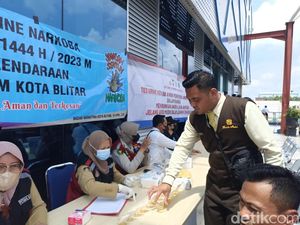 Puluhan Sopir Bus yang Melayani Mudik di Terminal Blitar Dites Urine