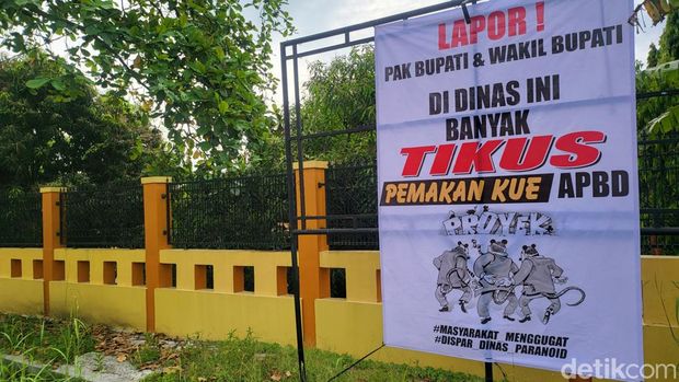 Spanduk 'satir' terpasang di depan Kantor Disparbud Kabupaten Sukabumi.