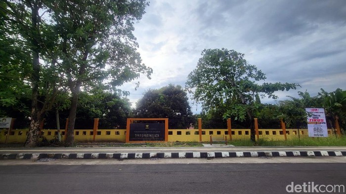 Spanduk satir terpasang di depan Kantor Disparbud Kabupaten Sukabumi.