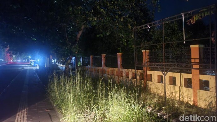 Spanduk satir yang sempat terpajang di depan Dispar Sukabumi lenyap