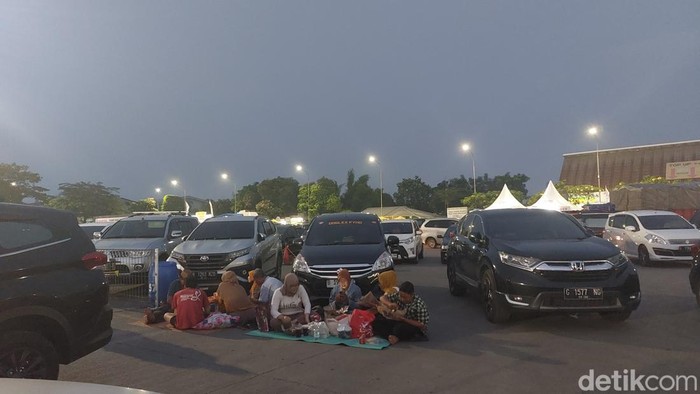 Srihartati (61) dan keluarganya menggelar tikar di lahan parkir area istirahan (rest area) Km 57 Tol Jakarta - Cikampek untuk berbuka puasa (Rumondang Naibaho/detikcom)