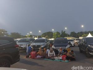 Gelar Tikar, Keluarga Srihartati Buka Puasa di Rest Area Km 57 Tol Japek