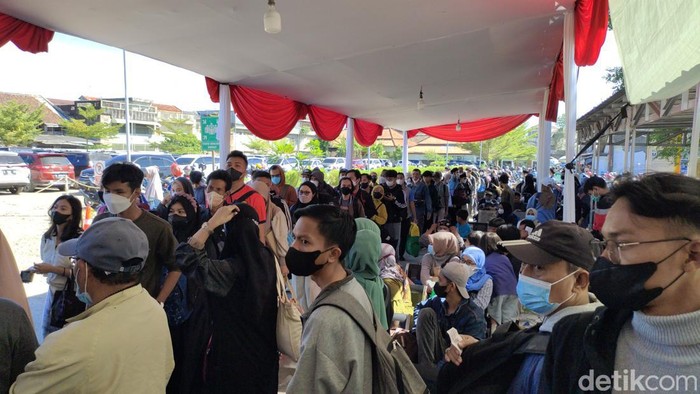 Stasiun Rangkasbitung di Lebak, Banten, mulai dipadati pemudik menjelang Hari Raya Idul Fitri tahun 2023 (Fathul Rizkoh/detikcom)