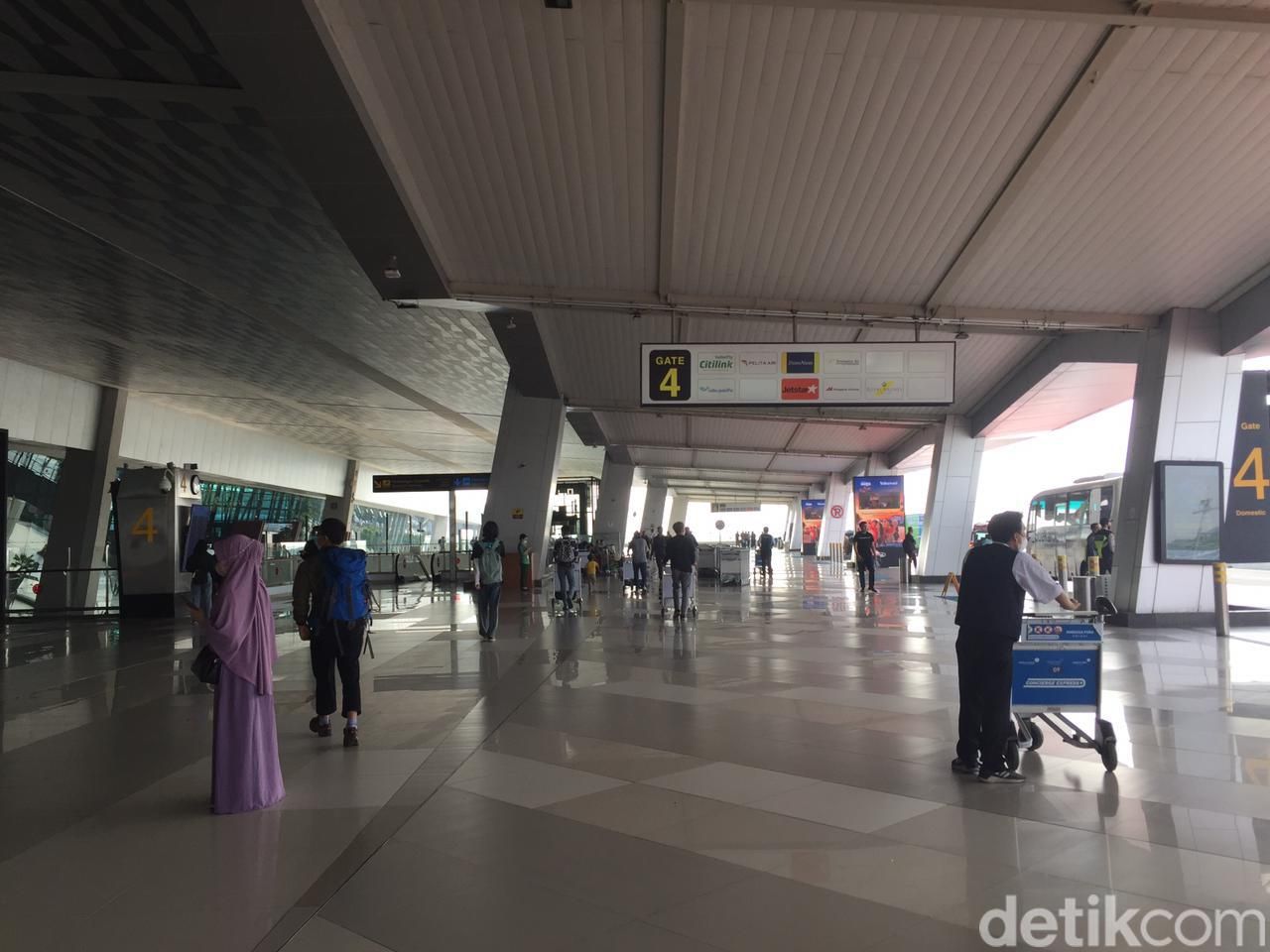 Suasana Bandara Soekarno-Hatta jelang mudik lebaran, Selasa (18/4/2023) pagi