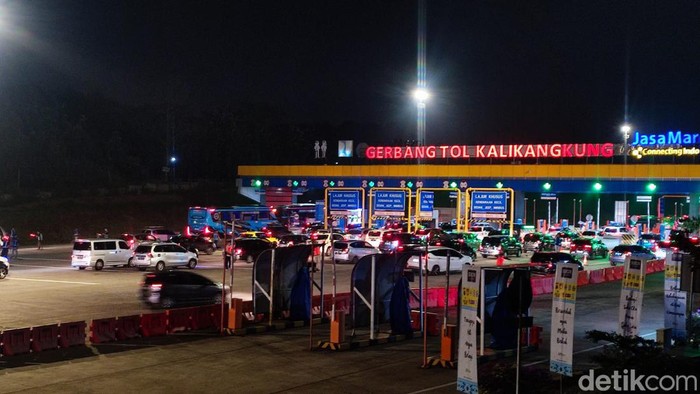 Suasana di Gerbang Tol (GT) Kalikangkung, Semarang, saat one way, Selasa (18/4/2023).