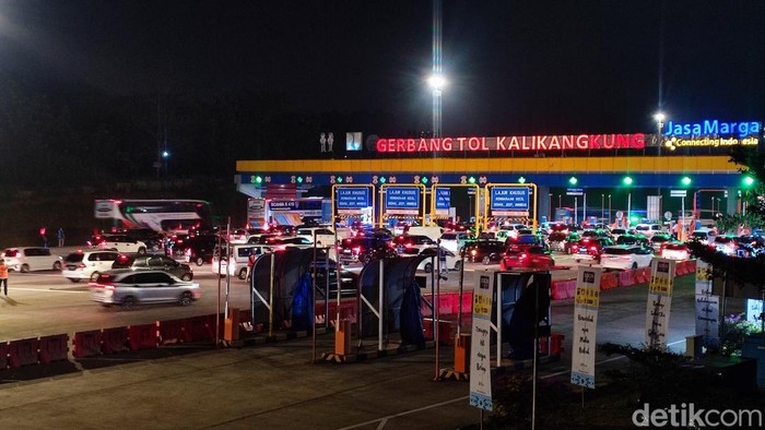 Suasana di Gerbang Tol Kalikangkung Semarang, Selasa (18/4/2023).