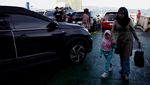 Momen Warga Mudik dengan Kapal Feri di Pelabuhan Merak