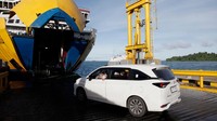 Kendaraan mobil pemudik antre untuk menaiki kapal feri.