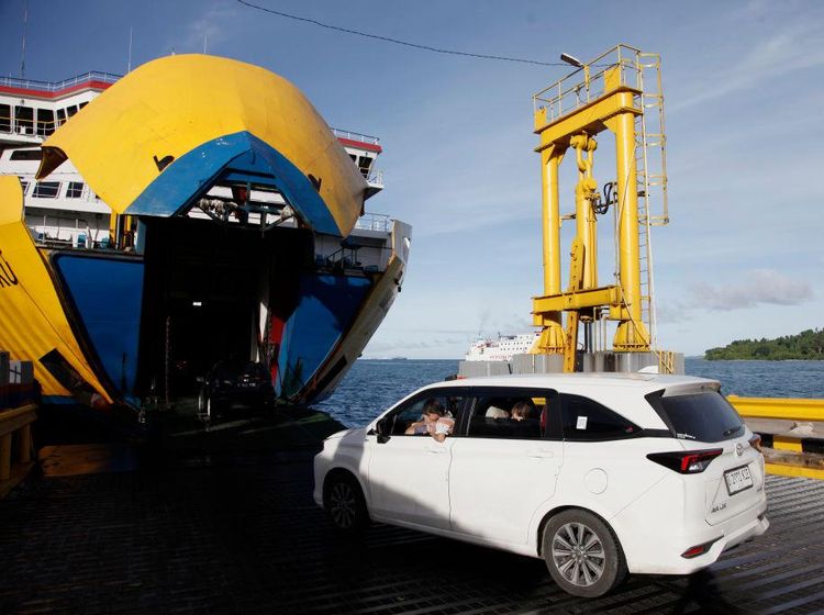 Momen Warga Mudik dengan Kapal Feri di Pelabuhan Merak