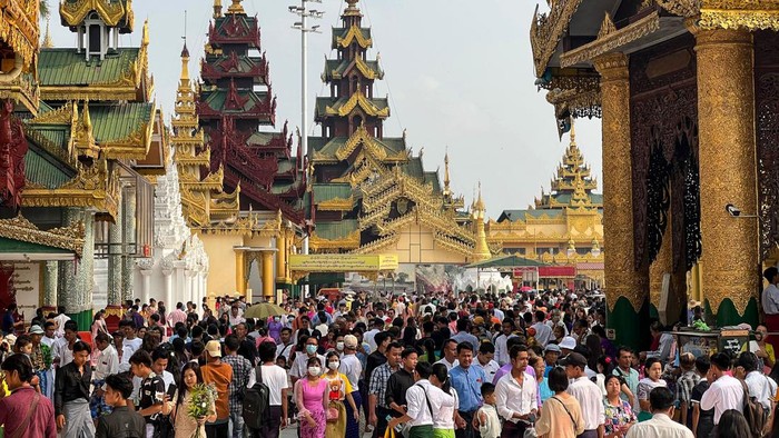 Buddhist devotees visit the Shwedagon pagoda following the Thingyan festival that marks the Burmese New Year in Yangon on April 17, 2023. (Photo by Sai Aung MAIN / AFP) (Photo by SAI AUNG MAIN/AFP via Getty Images)