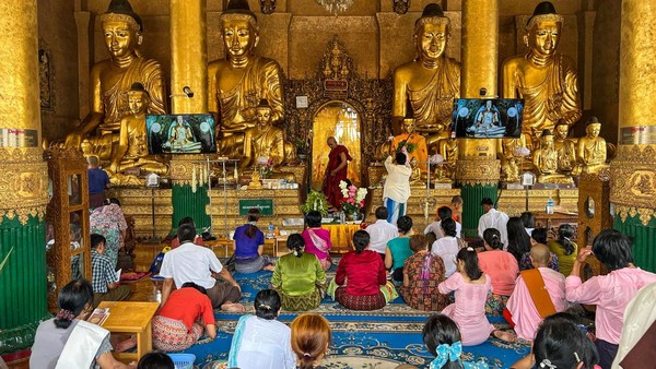 Suasana Pagoda di Myanmar saat Festival Thiangyan