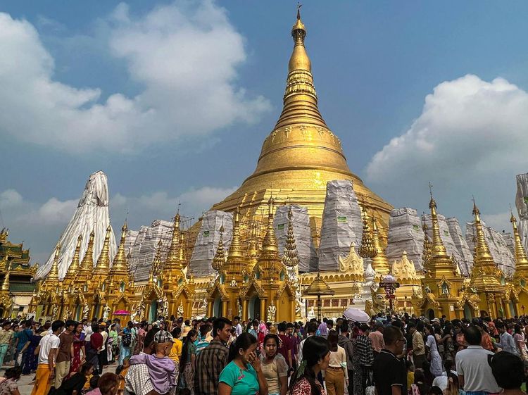 Suasana Pagoda di Myanmar saat Festival Thiangyan