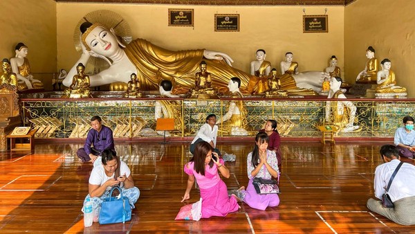 Suasana Pagoda di Myanmar saat Festival Thiangyan