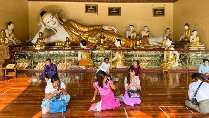 Buddhist devotees visit the Shwedagon pagoda following the Thingyan festival that marks the Burmese New Year in Yangon on April 17, 2023. (Photo by Sai Aung MAIN / AFP) (Photo by SAI AUNG MAIN/AFP via Getty Images)