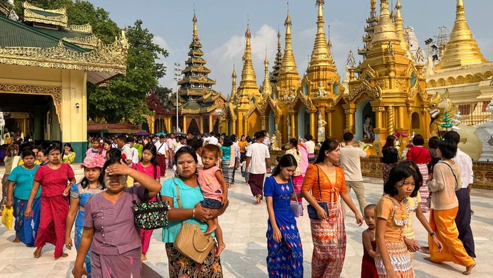 Suasana Pagoda di Myanmar saat Festival Thiangyan