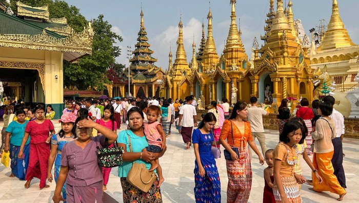 Suasana Pagoda di Myanmar saat Festival Thiangyan Buddhist devotees visit the Shwedagon pagoda following the Thingyan festival that marks the Burmese New Year in Yangon on April 17, 2023. (Photo by Sai Aung MAIN / AFP) (Photo by SAI AUNG MAIN/AFP via Getty Images)