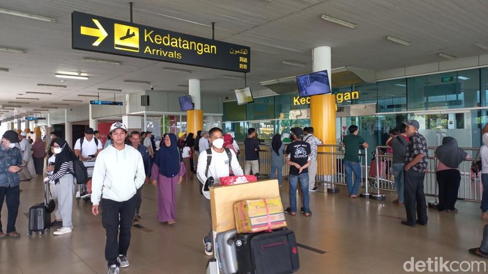 Suasana pemudik di Bandara Sultan Taha Jambi, Selasa (18/4). (Foto: Dimas Sanjaya).