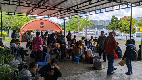 Suasana penumpang di Pelabuhan Kedaro Lembar, Selasa sore (18/4/2023). Foto: Ahmad Viqi/detikBali.