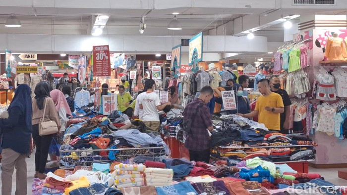 Suasana pusat berbelanjaan Toserba Baru Wonogiri, Selasa (18/4/2023).