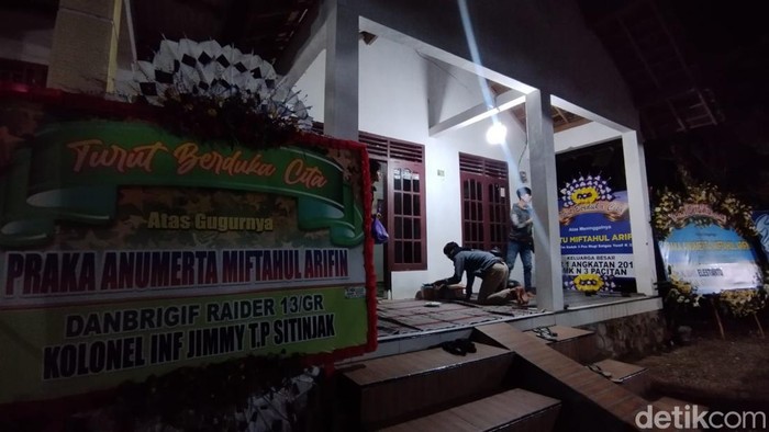 Suasana rumah duka anggota TNI yang tewas di Papua