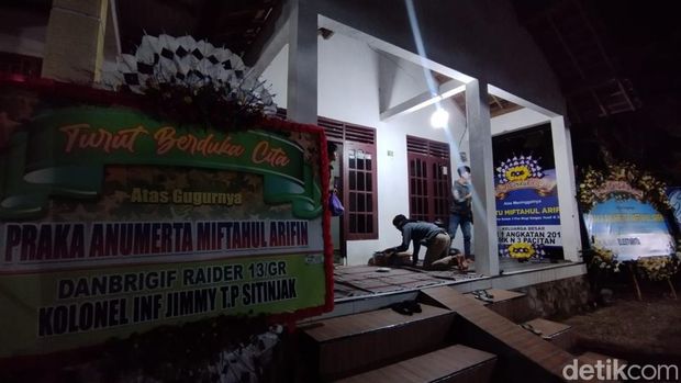 Suasana rumah duka anggota TNI yang tewas di Papua