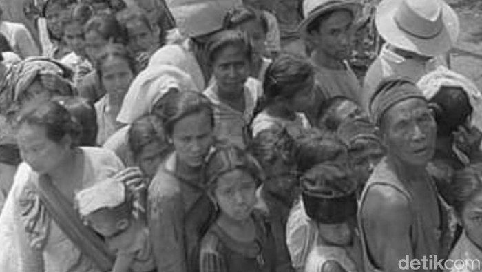 Suasana saat Belanda membagikan pakaian untuk masyarakat Pribumi