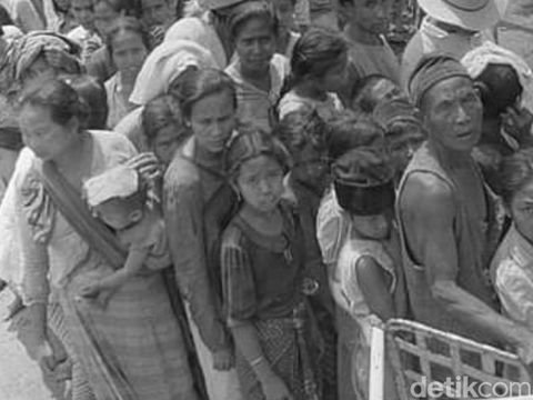 Suasana saat Belanda membagikan pakaian untuk masyarakat Pribumi