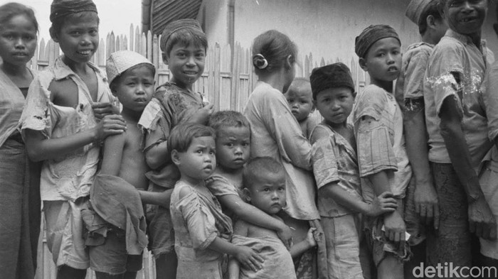 Suasana saat Belanda membagikan pakaian untuk masyarakat Pribumi