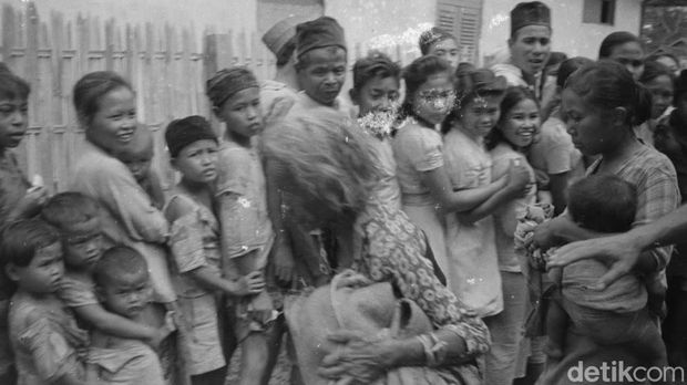 Suasana saat Belanda membagikan pakaian untuk masyarakat Pribumi