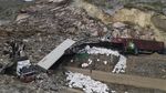 Tanah Longsor Timbun Truk-truk di Pakistan, 2 Orang Tewas