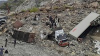 Petugas penyelamat dan sukarelawan mencari korban yang selamat setelah tanah longsor di dekat kota perbatasan Torkham, Pakistan, Selasa (18/4/2023).  