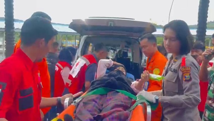 Tangkap layar video evakuasi wanita hamil alami pendarahan di kapal
