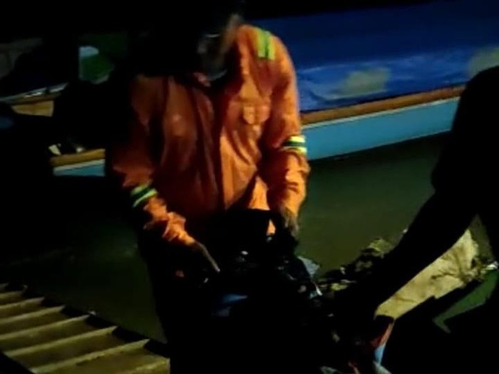 Tangkapan layar evakuasi korban kapal MT Tiger Star di perbatasan RI-Malaysia.