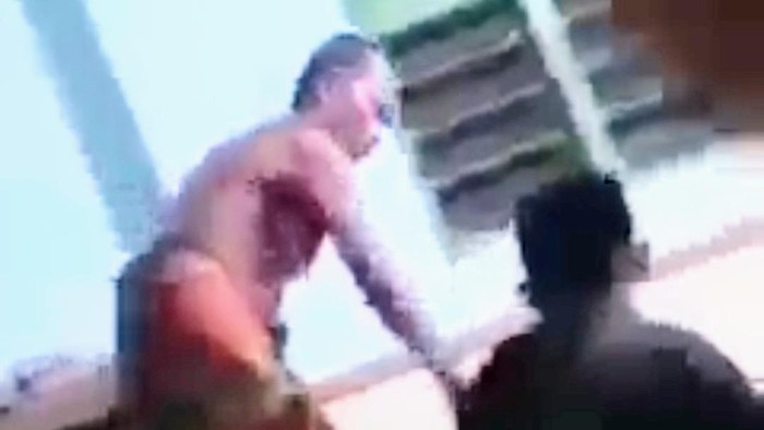 Tangkapan layar video viral pria bertelanjang dada hardik orang tadarus di Musala Bondowoso